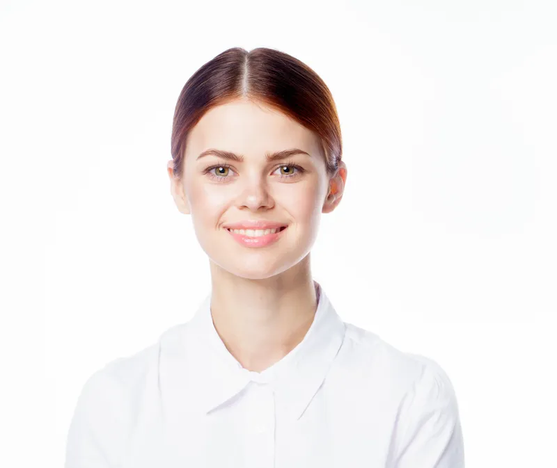 Симпатичная женщина в белой рубашке, эмоции, кадрированный вид