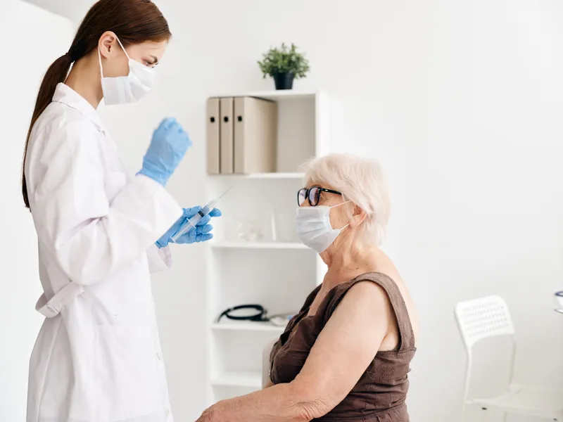 Врач и пациент в больнице: вакцинация, паспорт вакцинации, лечение