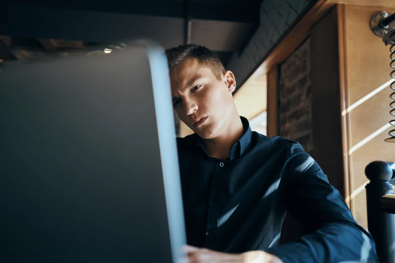 Деловой мужчина, фрилансер, работает в кафе, ноутбуки, общение, телефон, комната, менеджер, модель