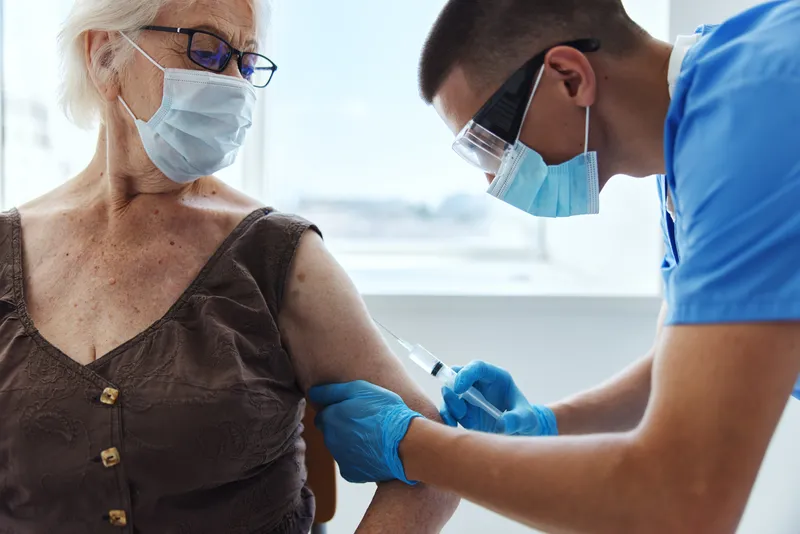 Пациент и врач в медицинских масках, защита иммунитета