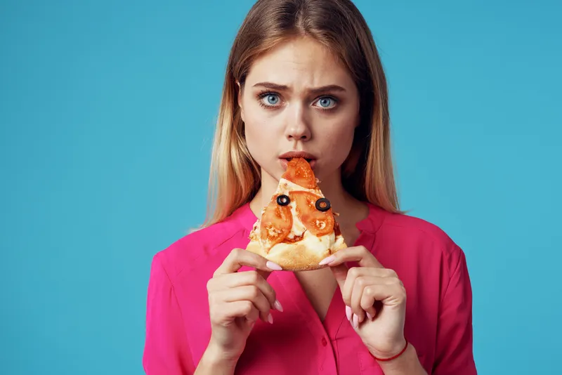 Женщина в розовой рубашке с пиццей в руках, фастфуд, крупный план