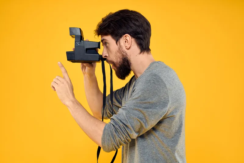 Фотограф-мужчина с профессиональным фотоаппаратом