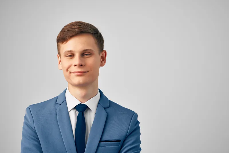 Мужчина в пиджаке и галстуке, руководитель, успех, кадр обрезан