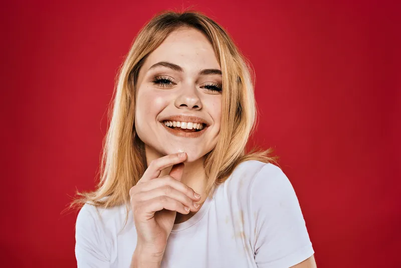 Симпатичная женщина улыбается