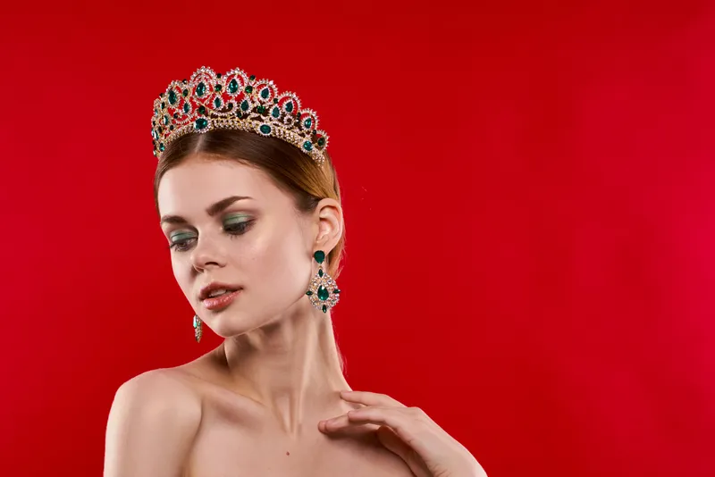 Красивая женщина, роскошные обнаженные плечи, косметика, мода, веселье