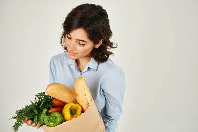 Женщина с пакетом продуктов, домохозяйка, служба доставки