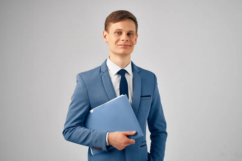 Деловой мужчина в костюме с синей папкой, успешный менеджер, работа в офисе