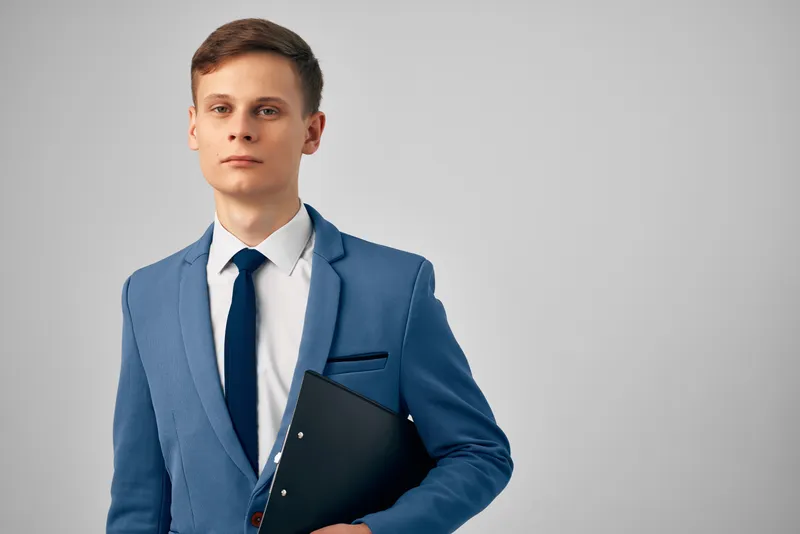 Бизнесмен с документами в офисе, профессиональная работа на светлом фоне