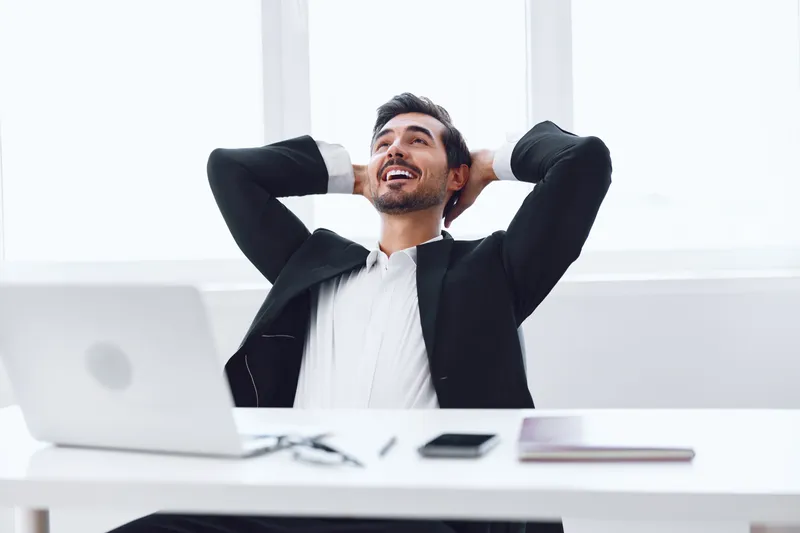 Мужчина делает паузу в работе, мечтая