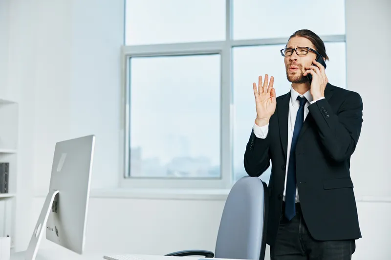 Офисный работник, официальное лицо, работает за компьютером