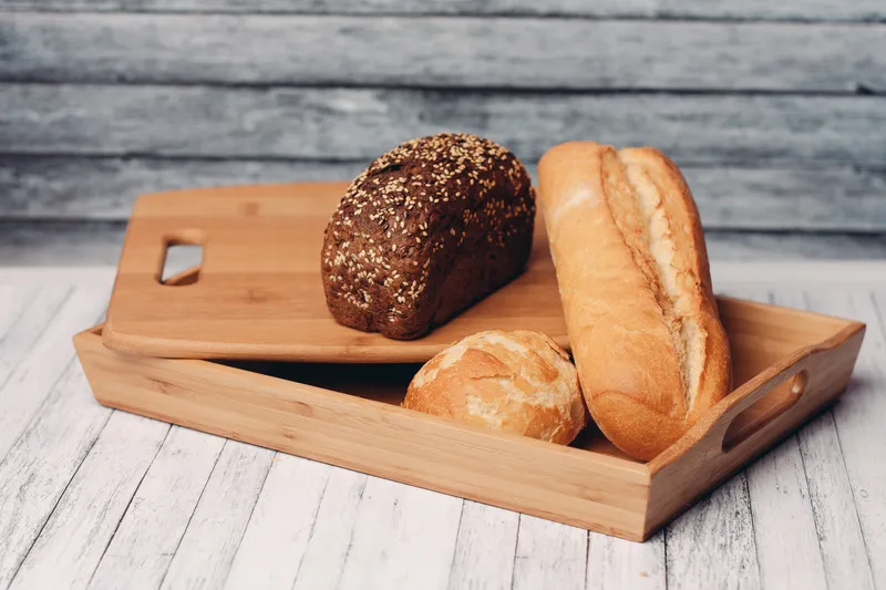 Домашняя выпечка на деревянном подносе, закуска, свежий вкус