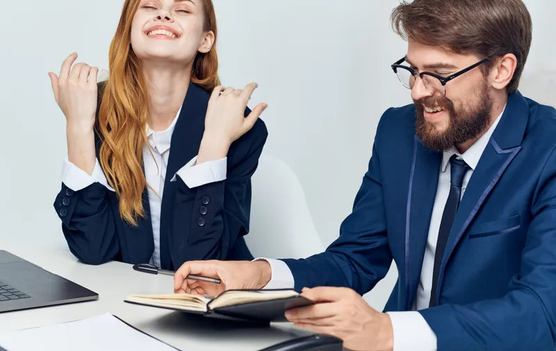 Люди общаются в офисе, работают с документами, блокнотом
