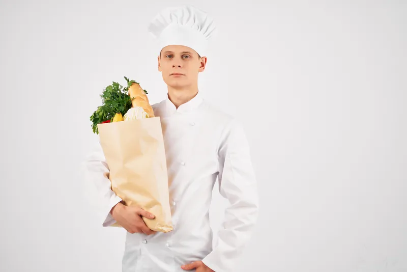 Шеф-повар с упаковкой свежих продуктов