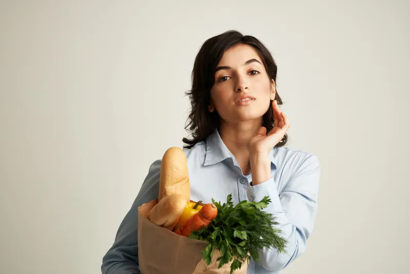 Женщина с пакетом продуктов, доставка, услуги по покупкам
