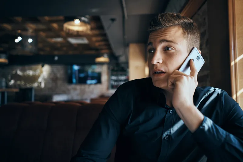 Бизнесмен, фрилансер, работающий в кафе, ноутбуки, общение по телефону, менеджер помещения, модель