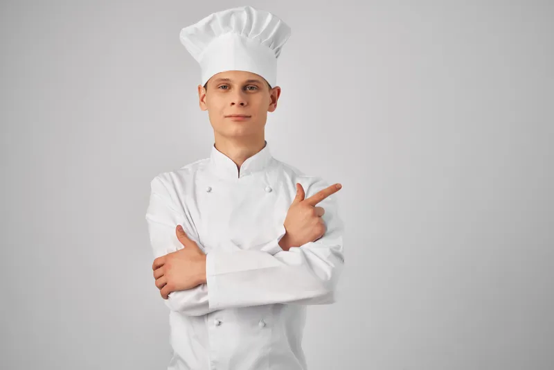 Шеф-повар жестикулирует руками в ресторане, профессиональная работа