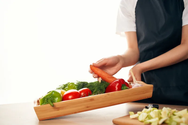 Нарезанные овощи, здоровая пища, приготовление на кухне
