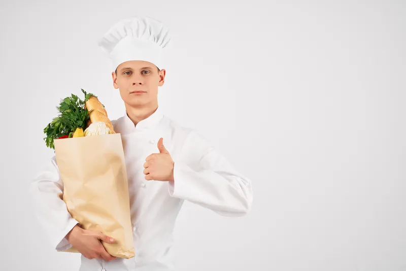 Шеф-повар с упаковкой продуктов готовит здоровую пищу