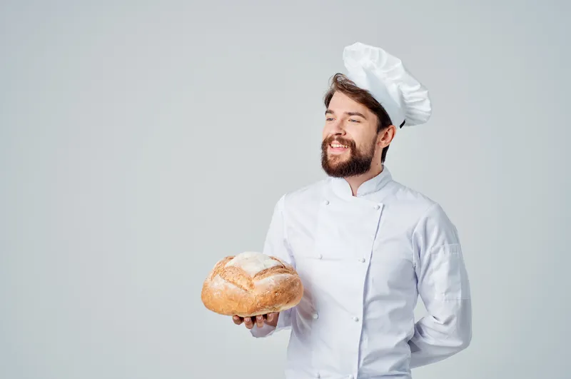 Мужчина-повар на кухне, работа в пекарне, продукция кулинарной индустрии