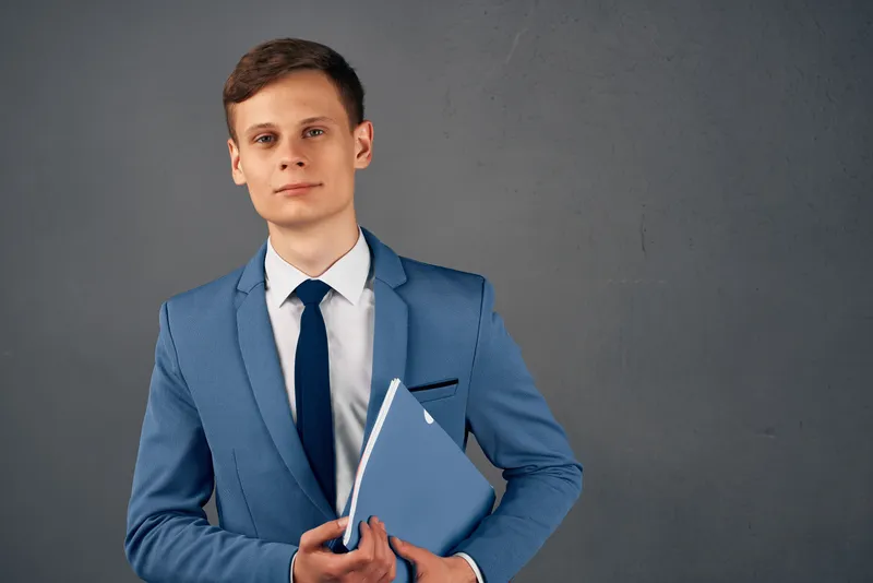 Бизнесмен поправляет костюм, менеджер в офисе на изолированном фоне