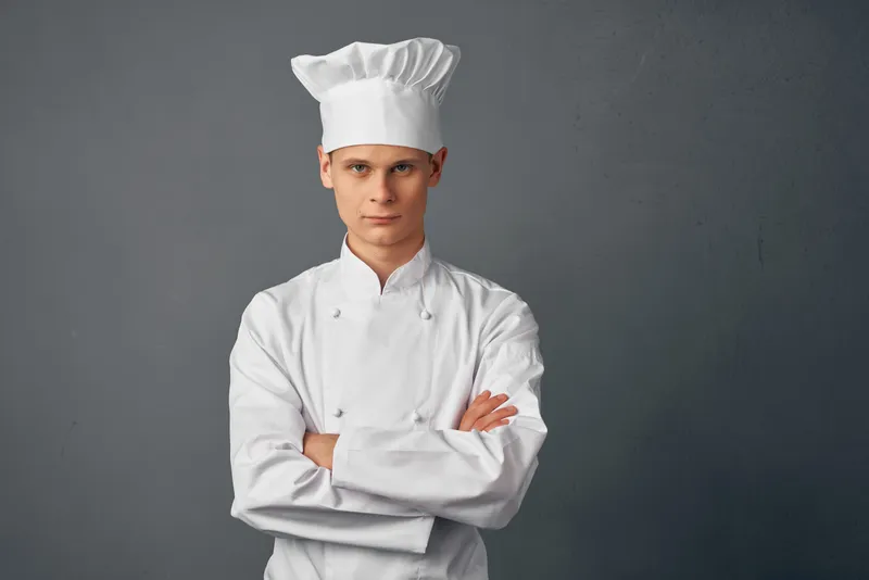 Повар-мужчина в ресторане высокой кухни, профессиональная работа