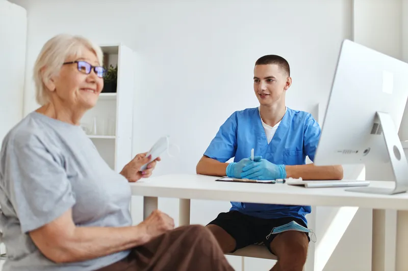 Пациент сидит в кабинете врача, посещение больницы
