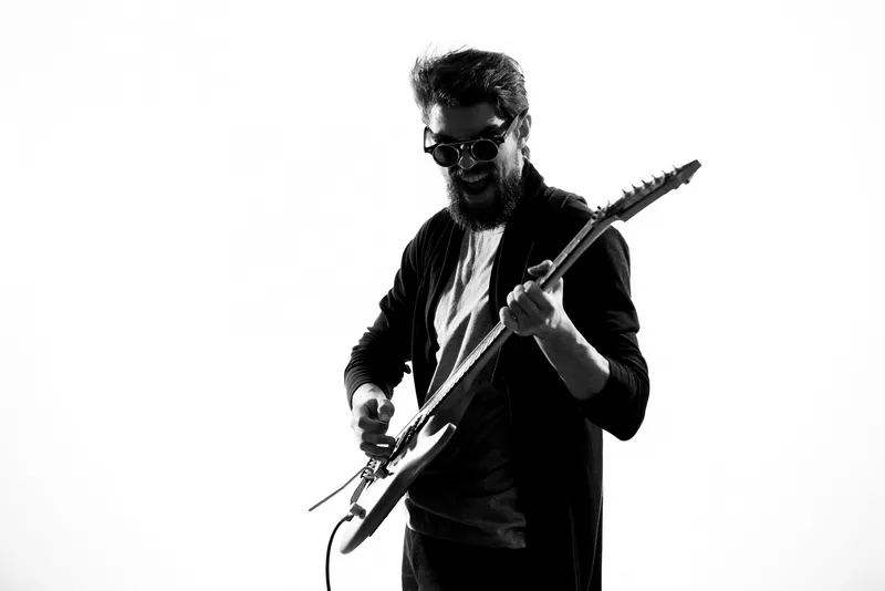 Гитарист-мужчина, музыкальное выступление, современный художественный стиль