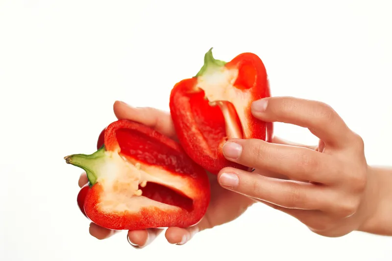 Красный перец, приготовление еды на кухне, ингредиенты для салата