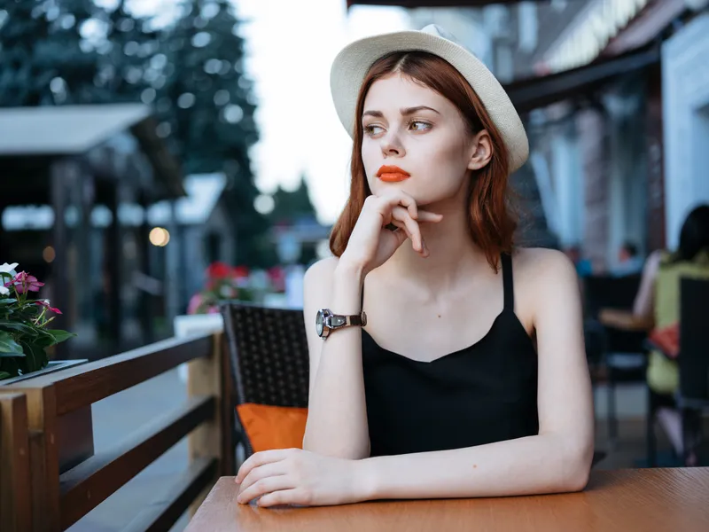 Красивая женщина в уличном кафе, модель, ресторан, эмоции, шляпа, платье