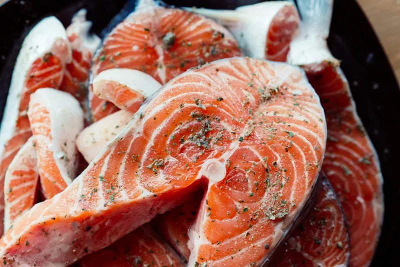 Рыба в специях на тарелке — обед из морепродуктов, изысканное лакомство