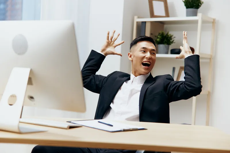 Бизнесмен работает за компьютером, эмоции, офис, технологии
