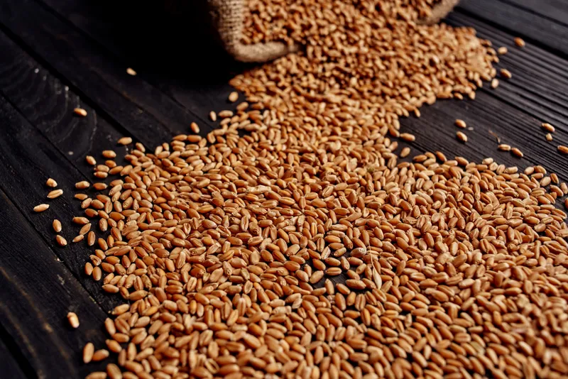 На столе крупным планом лежат хлопья, кухонные продукты
