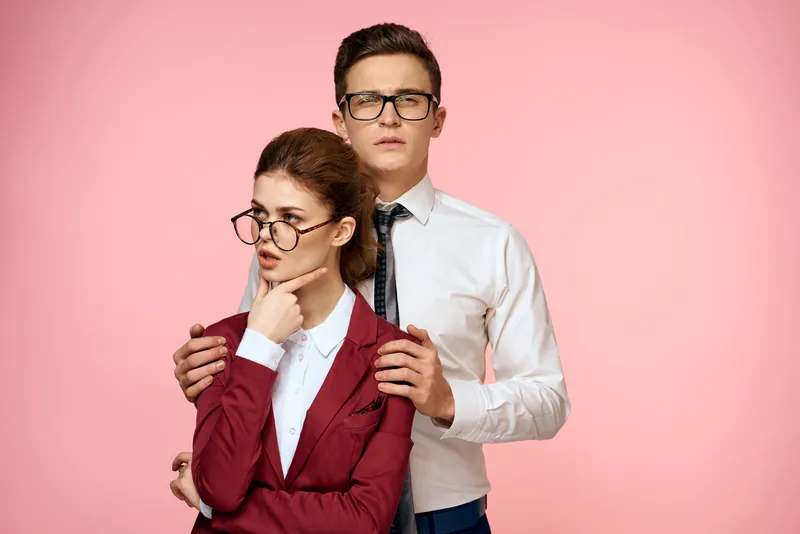 Коллеги по работе: бизнесмен и бизнесвумен, офис, менеджмент, команда, официальные лица