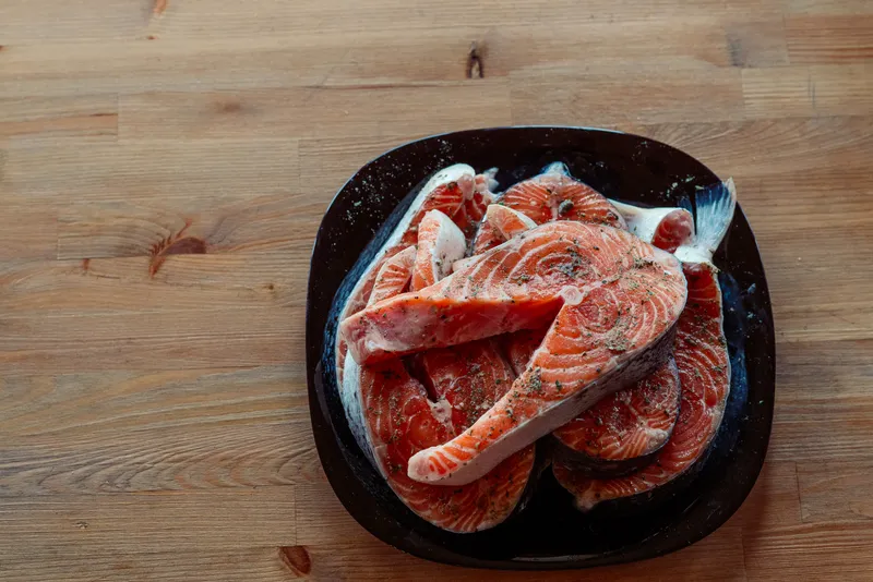 Красная маринованная рыба на тарелке, еда, морепродукты, деликатес