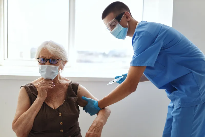 Пациент и врач в больнице, вакцинация и паспорт COVID-19