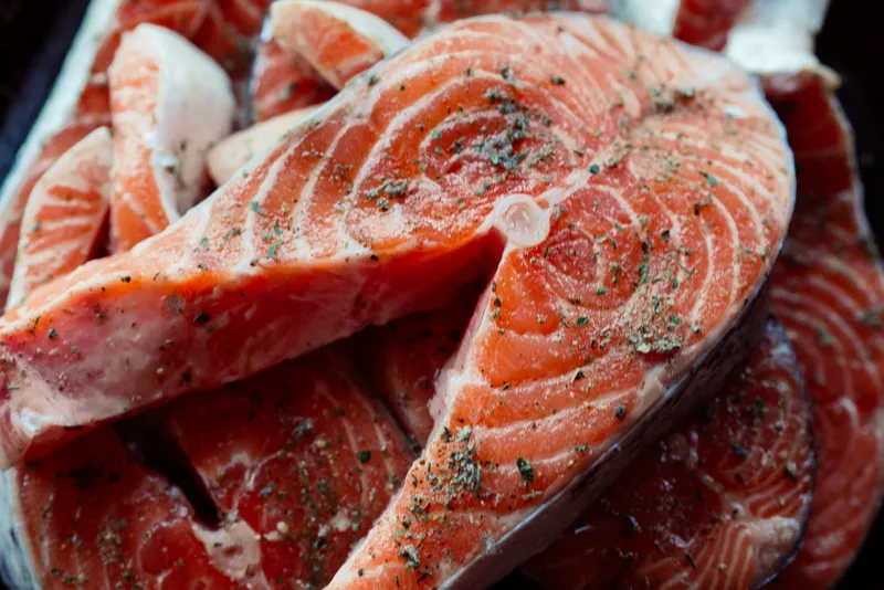 Красная маринованная рыба, приготовление еды, морепродукты, деликатес