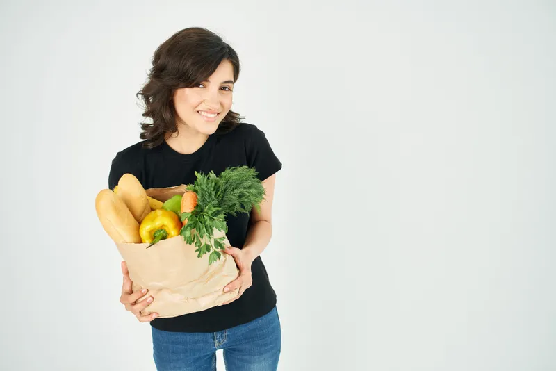 Женщина с пакетом продуктов, служба доставки, супермаркет
