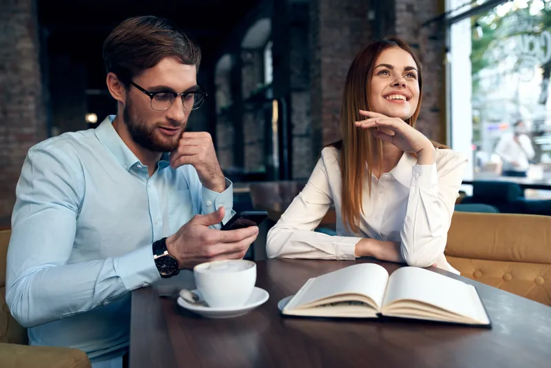 Коллеги по работе отдыхают в кафе, общаются, работают в офисе