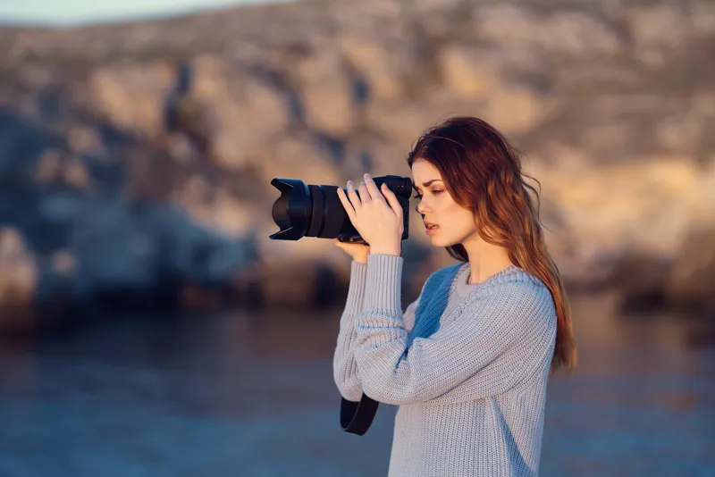 Женщина-фотограф в дикой природе с камерой в Скалистых горах, профессиональный снимок