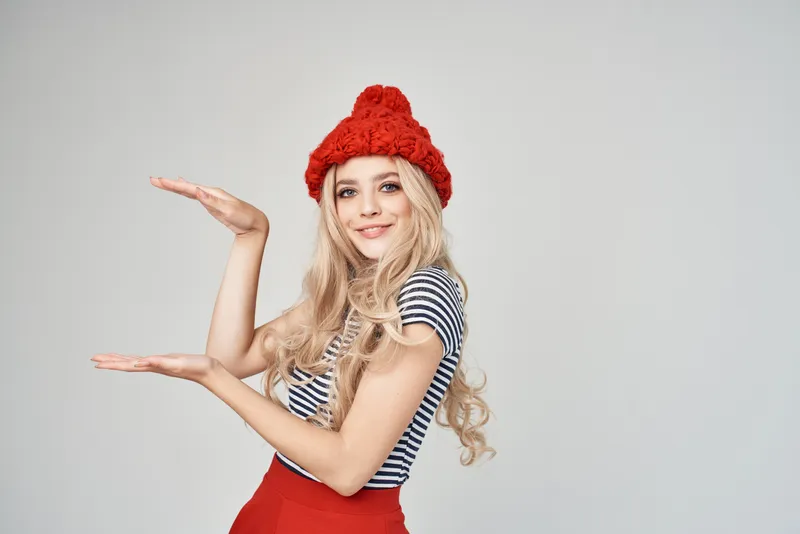 Женщина в красной шляпе, блондинка, модный стиль, красная юбка