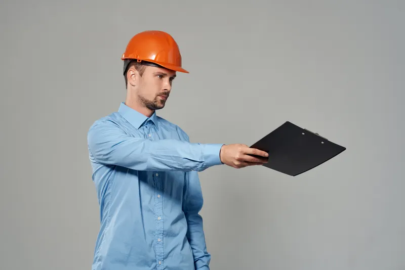 Строитель-мужчина в рабочей форме на изолированном фоне