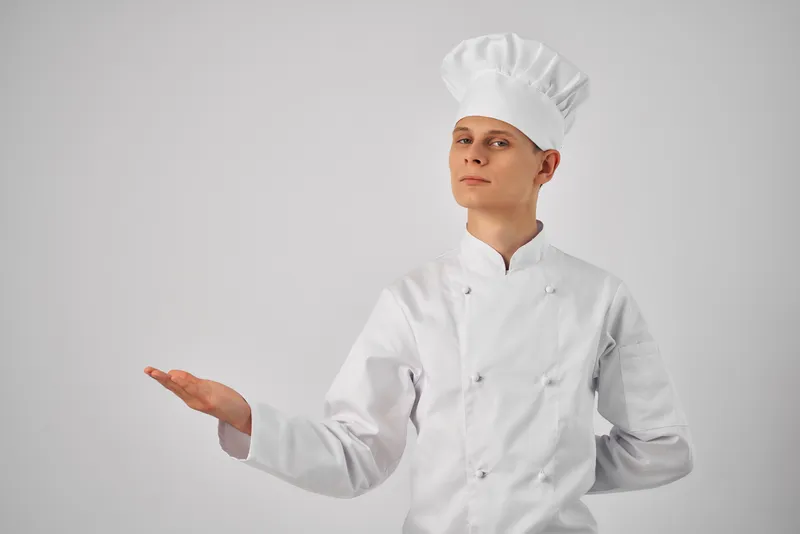 Шеф-повар жестикулирует руками в ресторане, профессиональная работа
