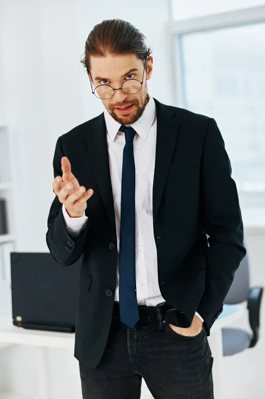 Бизнесмен с официальными документами работает в офисе с использованием технологий