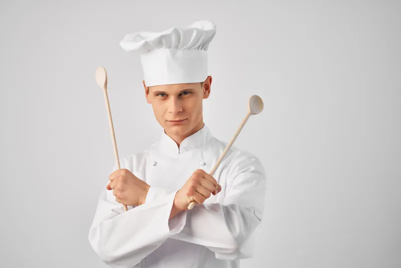 Весёлый повар-мужчина на кухне, готовка, профессиональная работа