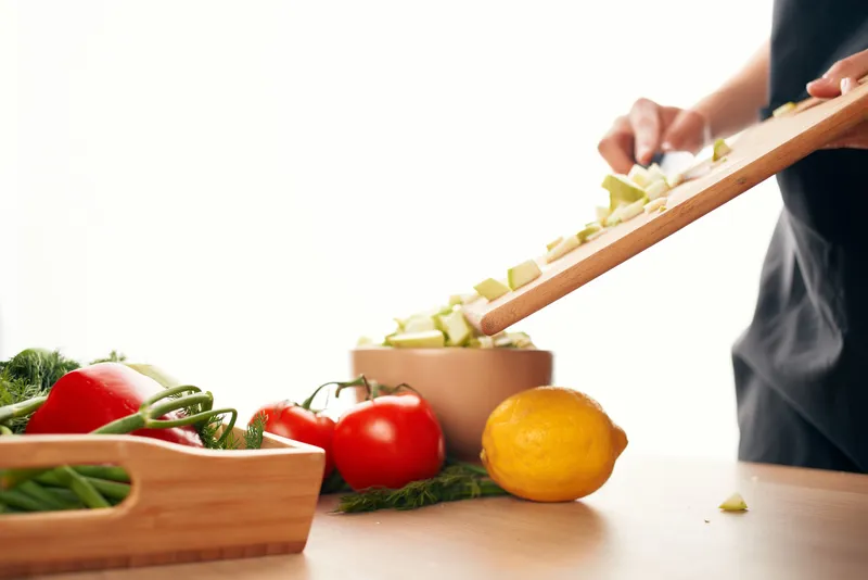 Нарезанные овощи, свежие продукты, кухонные ингредиенты, здоровая пища