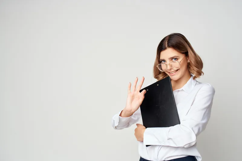 Женщина в очках, офис-менеджер, работает с документами