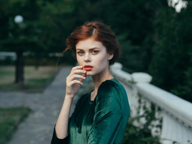Симпатичная женщина с красными губами, гламурная, на природе, в зеленом платье, роскошная модель