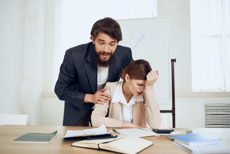 Коллеги по работе, офисные профессионалы, работают в студии