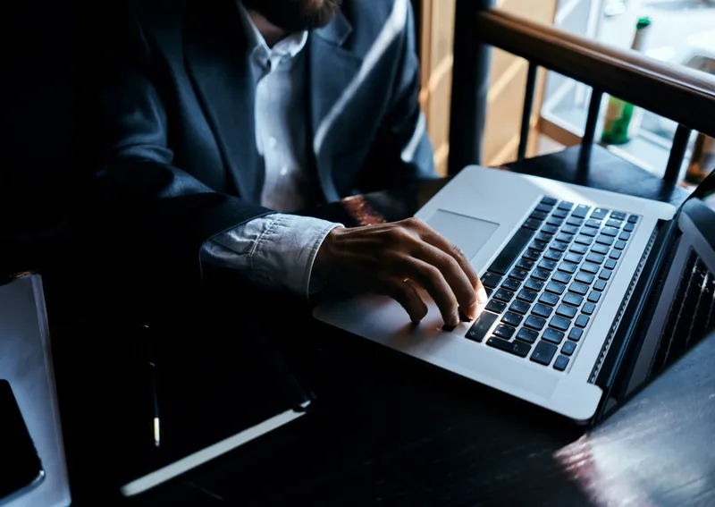 Работа за ноутбуком, технологии, коммуникация, официальный стиль жизни