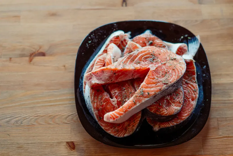 Красная маринованная рыба на тарелке, еда, морепродукты, деликатес